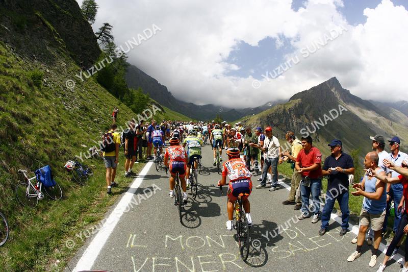 Peloton on Colle dell'agnello101p.jpg